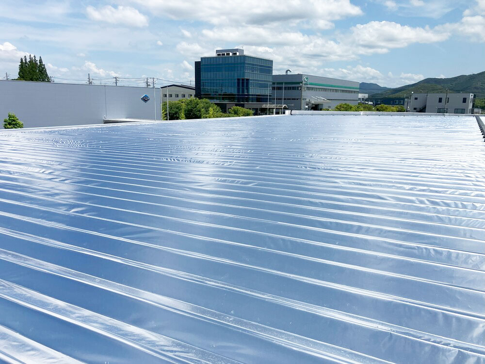 【豊橋市】エデックリンセイシステム様｜屋根遮熱工事｜社内・工場内の暑さを軽減し空調効率を向上（サーモバリア スカイ工法）