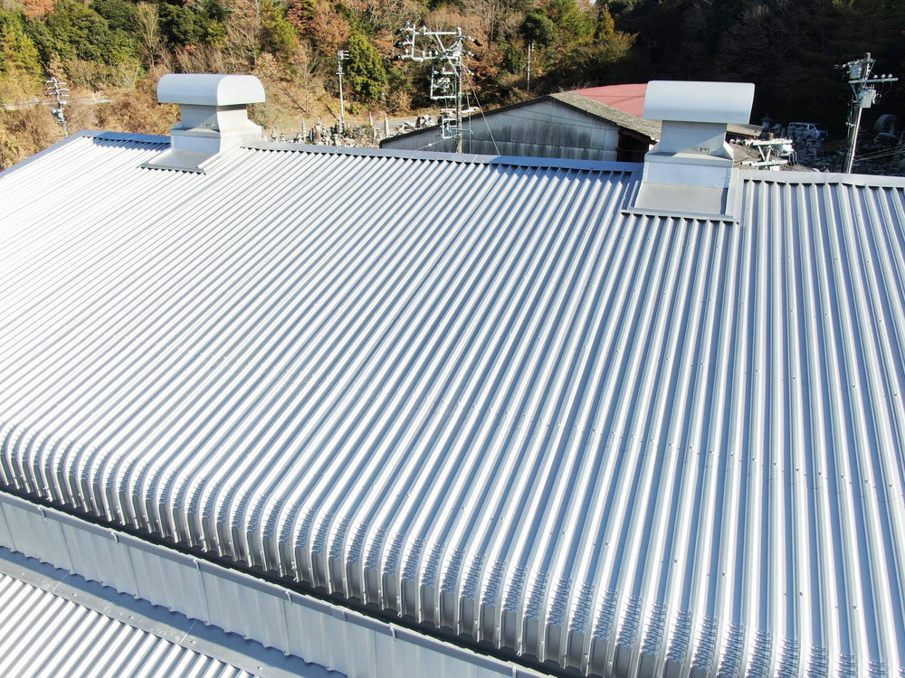 【岡崎市】エヌケーテクノ様｜屋根カバー工事｜工場屋根の遮熱と長期間メンテナンスフリー（サーモバリアスリム・エバールーフ）
